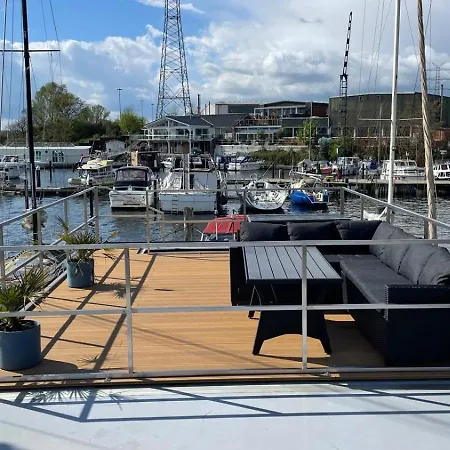 Premium Hausboot Blaue Lagune 船上ホテル *